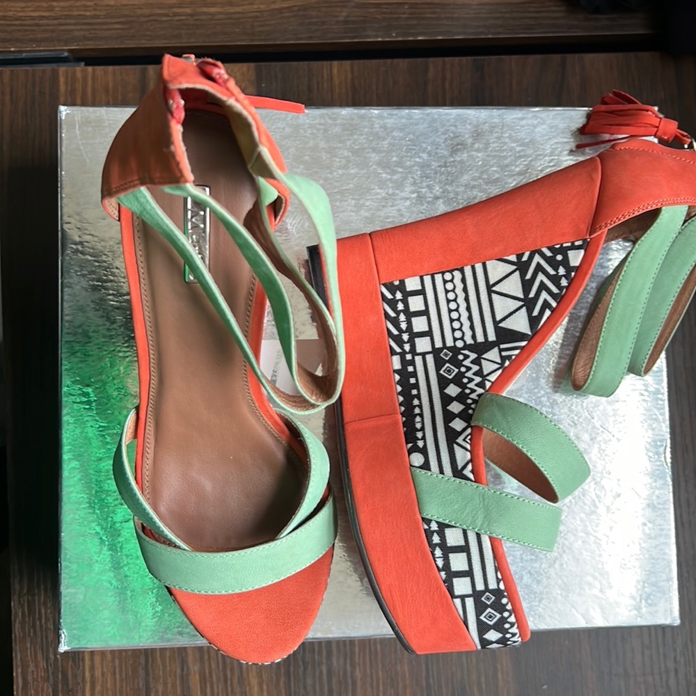 Matiko 5 inch wedge sandal orange, black and green size 8